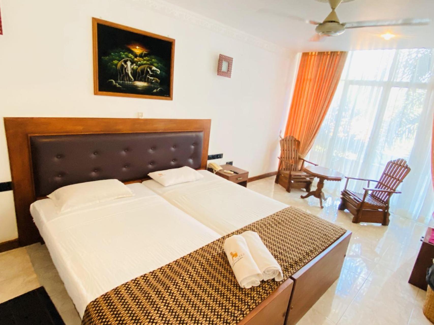 Ceylan Lodge Anuradhapura Bagian luar foto