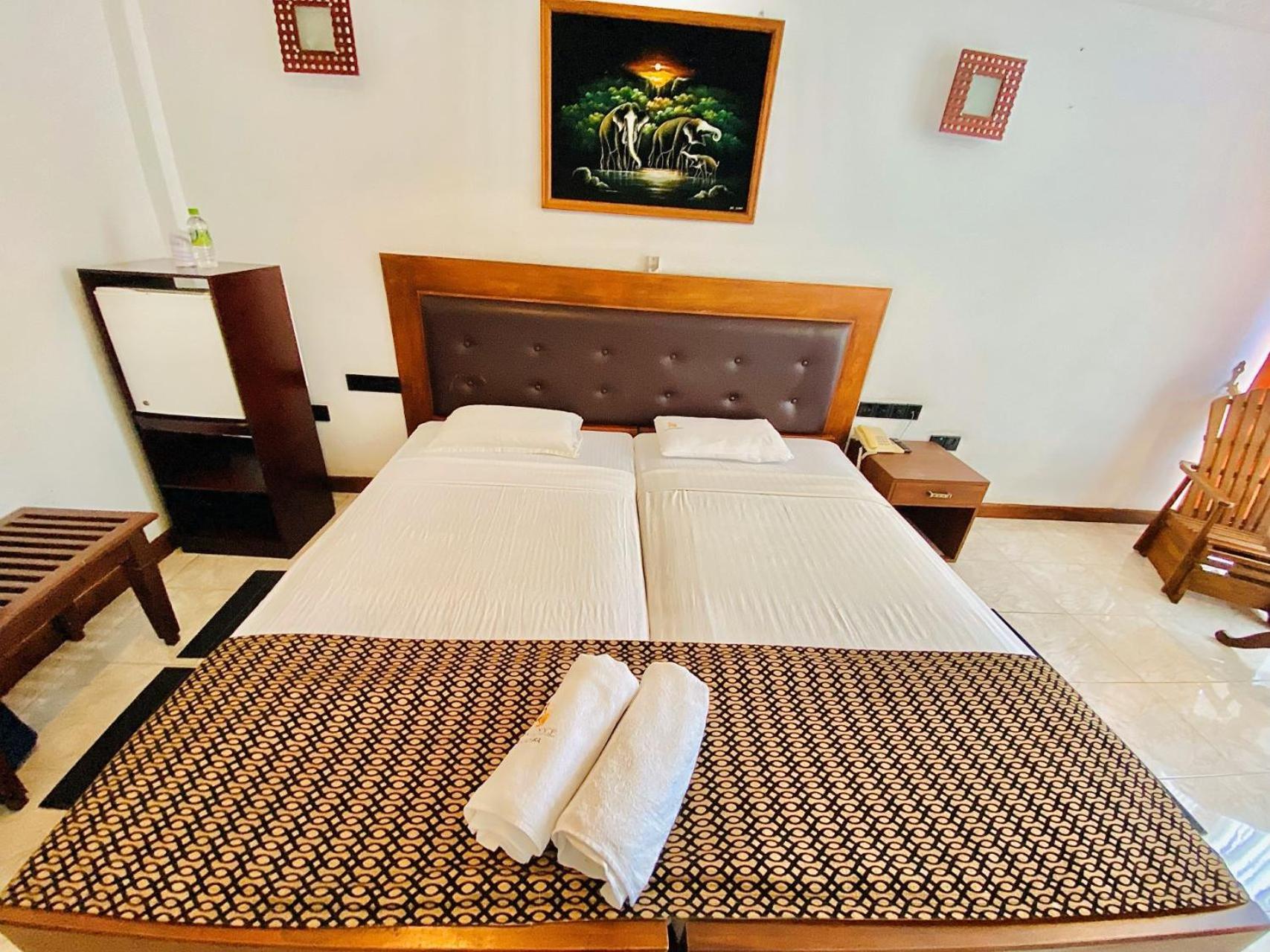 Ceylan Lodge Anuradhapura Bagian luar foto
